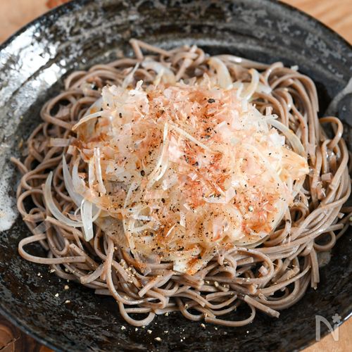 ぱぱっと完成!新玉ねぎとかつおぶしの和えそば
