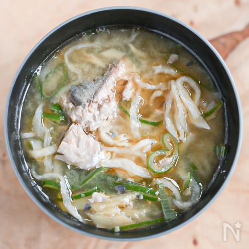 保存食品で作れる！サバ缶と切り干し大根のみそ汁