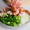 フライパンひとつで!濃厚&なめらか仕上げのナポリタンの下準備