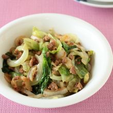 新玉ねぎとレタスのそぼろ炒め