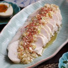しっとり柔らか!鶏胸肉の茹で鶏ネギ塩ダレ