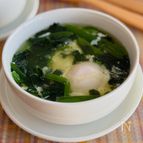 ほうれん草のポーチドエッグ風スープ