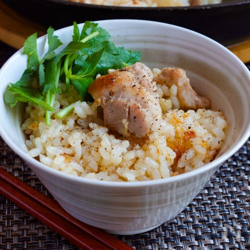 【ワンパン鶏めし】鶏肉のうま味を米に吸わせて、おこげがウマい