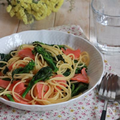 菜の花とスモークサーモンのパスタ