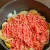 重ねて煮るだけ！とろ〜り卵とチーズのミートポテトトマトの工程2