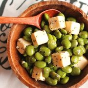 混ぜるだけで絶品おつまみ！枝豆とチーズのオリーブオイル和え