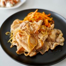 【ごはんがすすむ】くたくた玉ねぎのたっぷりの塩麹の生姜焼き
