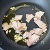 ワンパンパスタ【キャベツとベーコンのだし醤油ペペロンチーノ】の工程2