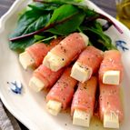 お酒をヘルシーに楽しむ【豆腐バーの生ハム包み】