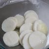 揚げずにカリカリ！やみつき♡【長芋のコンソメカレー焼き】の工程1