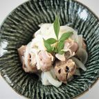砂肝と新玉ねぎの塩麹蒸し（ストウブ料理）