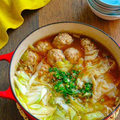 ワンタンの皮入り♪えのき豚団子のやみつきスタミナスープ鍋