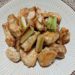よっこの作ってみた!投稿(ワンパン10分！【鶏むね肉と長ねぎの旨塩焼き鳥】胡麻油香る♩)