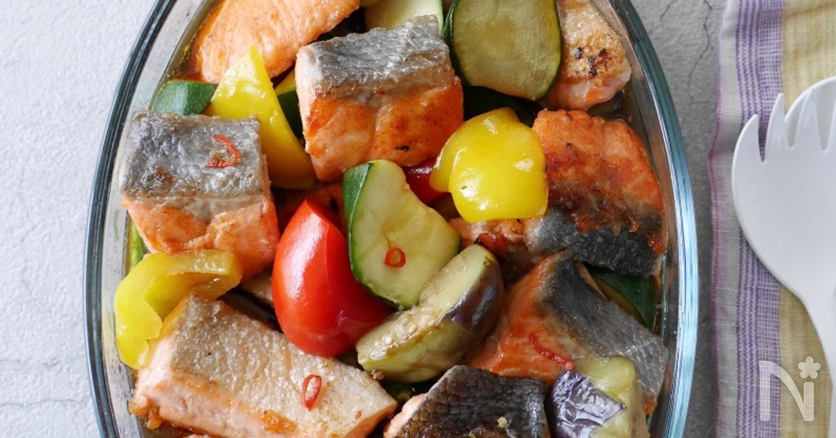 【めんつゆで簡単】夏野菜ごろごろ鮭の南蛮漬け