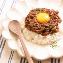 レトルトカレーでつくる！セロリとバナナのキーマカレー