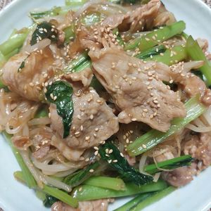 よっこの作ってみた!投稿(豚こま肉と小松菜のまろやかオイスター炒め)