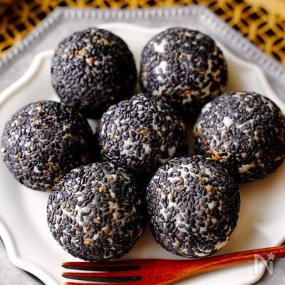 \\揚げずにヘルシー♡黒胡麻団子//