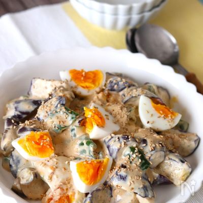 ドレッシングがバッチリ♡なすとピーマンと卵の味噌マヨサラダ