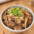 【牛ごぼうと舞茸の混ぜごはん】じゅわっと香るバター醤油
