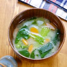 【1週間献立用】小松菜と人参のお味噌汁