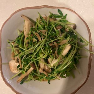 saki10969の作ってみた!投稿(5分で完成！侮れない美味しさ！しめじと豆苗のうま塩黒胡椒炒め)