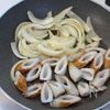 材料2つでパパッと！【ちくわと玉ねぎの甘辛焼き】の工程3