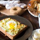 卵も野菜も！ぜ～んぶのせてパクッと食べるトロッとトーストで朝から元気に！