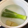 鶏ハムとレモンの【冷やし塩ラーメン】の工程1