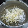 市販の焼豚で「焼豚ともやしのナムル風」の工程2