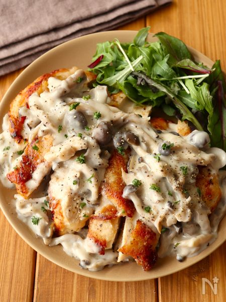 チキンステーキのきのこクリームがけ