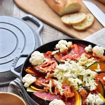 STAUB de 鶏肉とたっぷり野菜の彩りトマト鍋