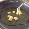 【食卓に出したら喰らいつく】
我が家の最強ガーリックポテトの工程2