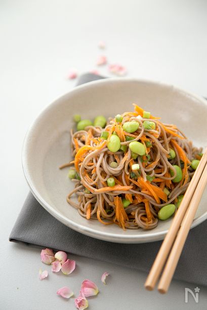にんじんと枝豆のそばサラダ