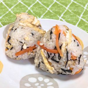 キャピタンの作ってみた!投稿(【ひじきとにんじんの混ぜおにぎり】レンチンで混ぜご飯が完成！)