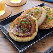 簡単とろ旨！新玉ねぎの旨塩ペッパーステーキ。