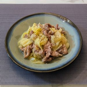 𝔂𝓾𝓶𝓲🍓の作ってみた!投稿(材料2つ☆豚こまキャベツの簡単旨塩炒め。)