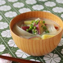 さつまいもと玉ねぎの豆乳みそ汁