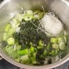 5分で完成！とろうま【オクラとわかめの春雨スープ】の工程3