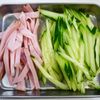 炒めたもやしとハムときゅうりの中華風サラダの下準備