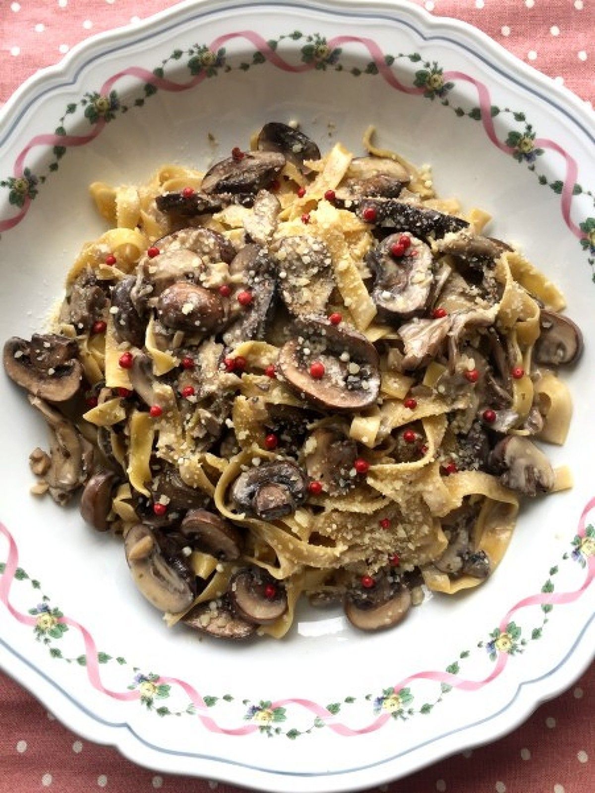 グルテンフリーのキノコとほうれん草のタリアテッレのレシピ