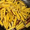 シャキシャキ！甘じょっぱい【さつまいもの黒ごまきんぴら】の工程2
