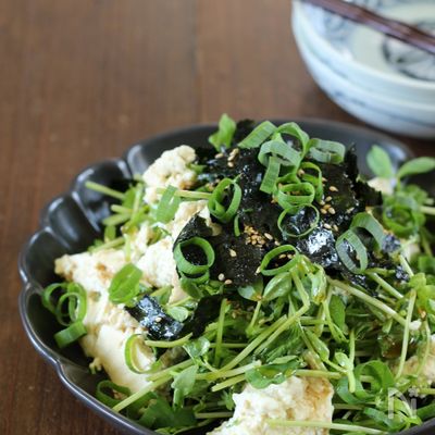 〈包丁まな板不要〉豆苗のチョレギサラダ。