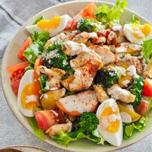 【チキンと温野菜のシーザーサラダ】寒い日も主役になれる