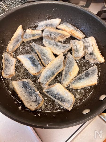 いわしを揚げ焼きにし、南蛮酢に漬ける
