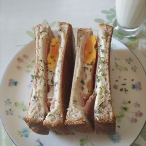 KUMIKOの作ってみた!投稿(フライパンで簡単カフェ風【とろけるハムチーズのホットサンド】)
