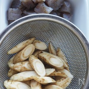 ごぼうとコンニャクの甘辛胡麻まみれ】味しみPoint！ | レシピサイトNadia