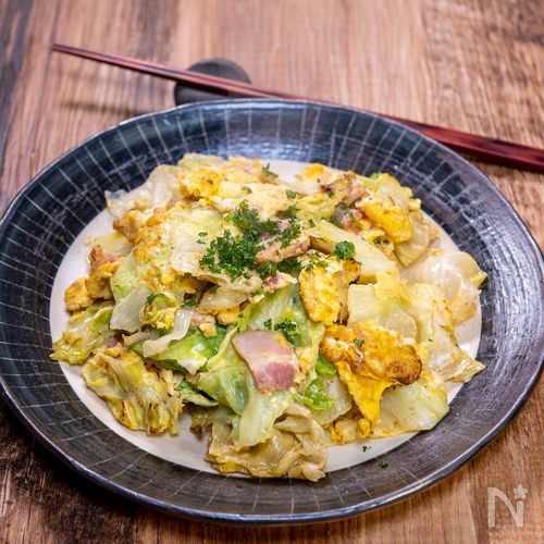 ベーコンとレタスのチーズ卵炒め