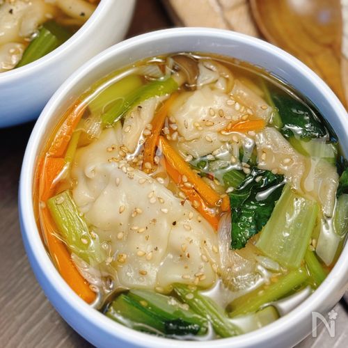 【野菜たっぷり餃子スープ】冷凍餃子活用で助かる♪具沢山汁もの