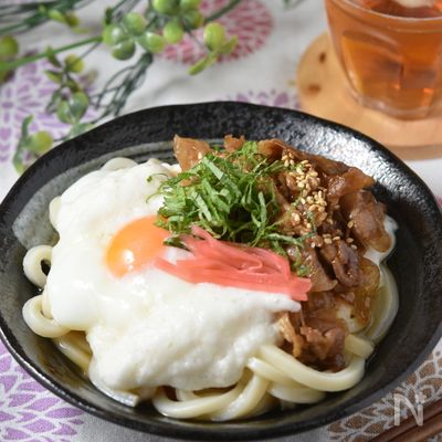 【甘辛肉のとろろぶっかけうどん】温でも冷でもおいしいうどん