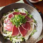 ヘルシー＆血液サラサラ効果のある初カツオ。おいしく食べるコツはごま油！
